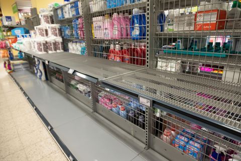 Leere Toilettenpapier-Regale im Supermarkt