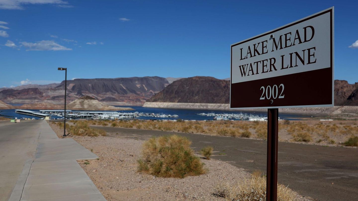 Ein Schild zeigt an, wie hoch der Wasserstand des Lake Mead im Jahr 2002 war