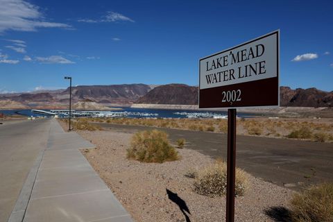 Ein Schild zeigt an, wie hoch der Wasserstand des Lake Mead im Jahr 2002 war