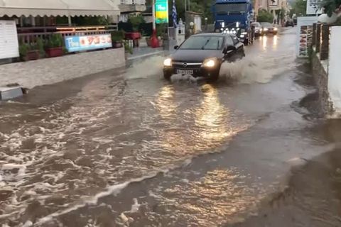 Video: Nordgriechenland: Unwetter setzen Straßen unter Wasser