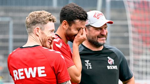 Der Kölner Coach Steffen Baumart (r.), amüsiert sich mit den Spielern Jonas Hector (M.) und Florian Kainz vor rund einer Woche. Da war die Laune noch gut.