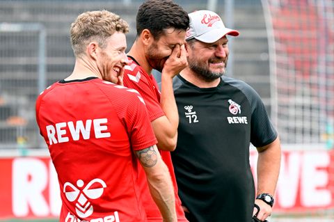 Der Kölner Coach Steffen Baumart (r.), amüsiert sich mit den Spielern Jonas Hector (M.) und Florian Kainz vor rund einer Woche. Da war die Laune noch gut.
