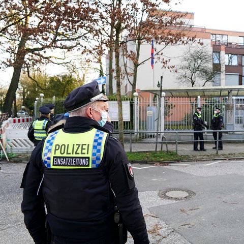 Die Polizei bewacht das Russische Konsulat in Hamburg