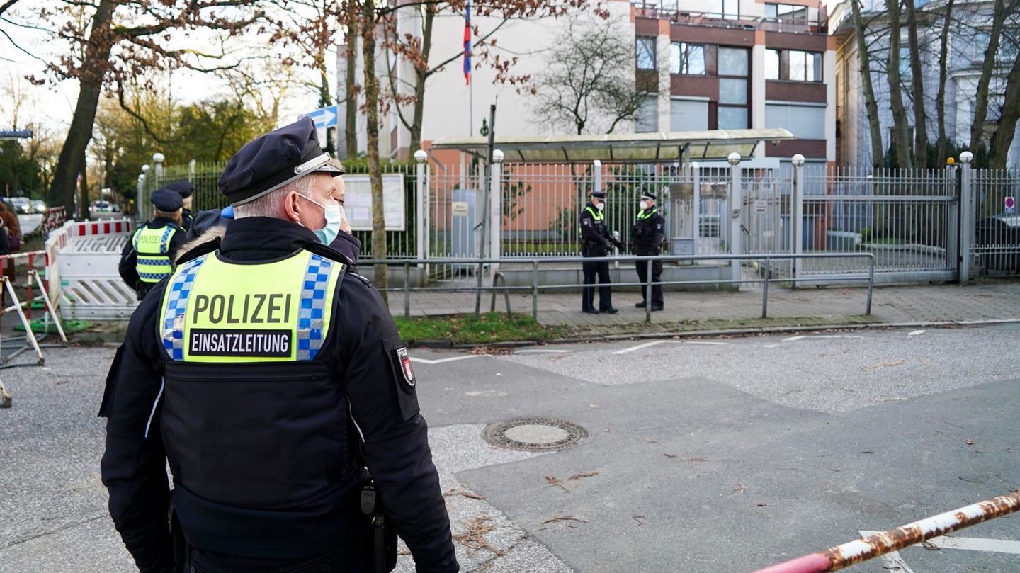 Suche nach Verstärkung: Die Polizei bewacht das Russische Konsulat in Hamburg Die Polizei bewacht das Russische Konsulat in Hamburg