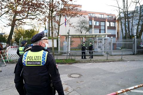 Die Polizei bewacht das Russische Konsulat in Hamburg