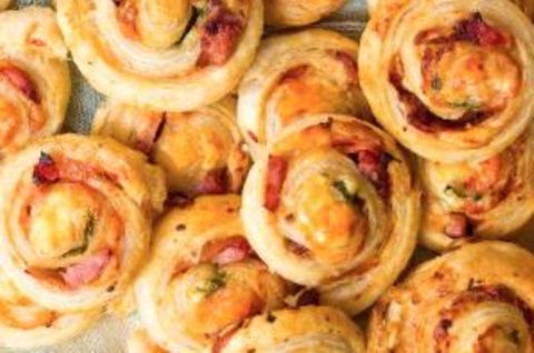 Den Party-Klassiker mal anders: Pizzabrötchen aus Tiefkühlpizza