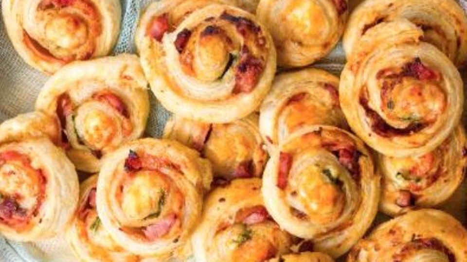 Den Party-Klassiker mal anders: Pizzabrötchen aus Tiefkühlpizza Den Party-Klassiker mal anders: Pizzabrötchen aus Tiefkühlpizza