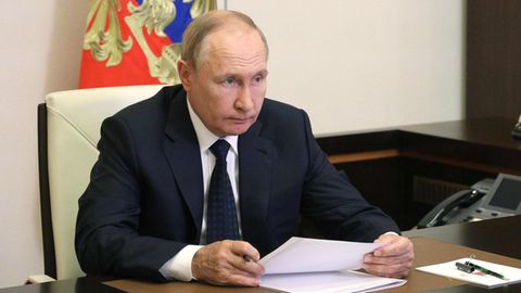 Auch Kriegsherr Wladimir Putin arbeitet manchmal vom Schreibtisch aus