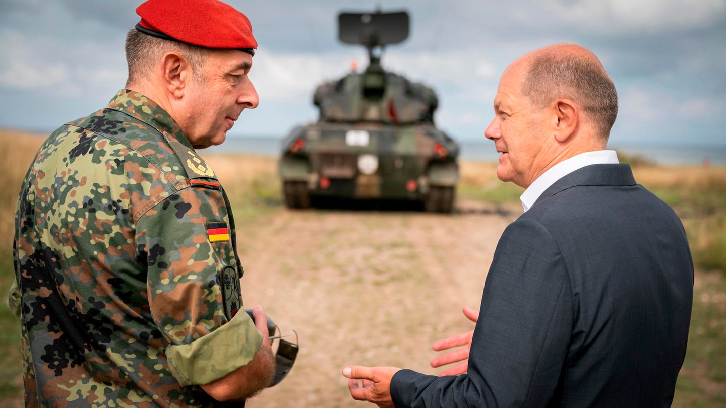 Olaf Scholz und Generalmajor Carsten Breuer