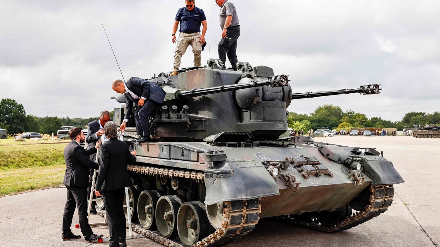Abstieg fast geschafft. Olaf Scholz beendet die Panzerinspektion wieder mittels der extra herbeigeschafften Leiter