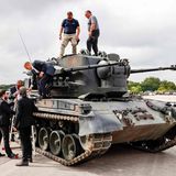 Abstieg fast geschafft. Olaf Scholz beendet die Panzerinspektion wieder mittels der extra herbeigeschafften Leiter