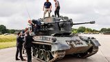 Abstieg fast geschafft. Olaf Scholz beendet die Panzerinspektion wieder mittels der extra herbeigeschafften Leiter