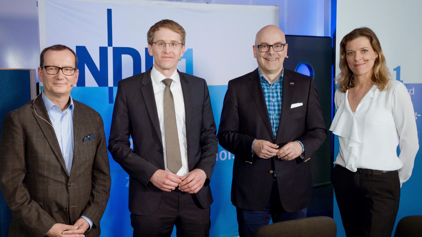 Die NDR-Moderatoren Stefan Böhnke (l.) und Julia Stein sowie die Spitzenkandidaten von CDU, Daniel Günther (2.v.l) und SPD, Torsten Albig, am 23.04.2017 im Studio der Welle Nord des NDR-Hörfunks in Kiel