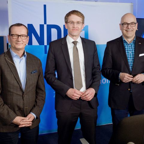 Die NDR-Moderatoren Stefan Böhnke (l.) und Julia Stein sowie die Spitzenkandidaten von CDU, Daniel Günther (2.v.l) und SPD, Torsten Albig, am 23.04.2017 im Studio der Welle Nord des NDR-Hörfunks in Kiel
