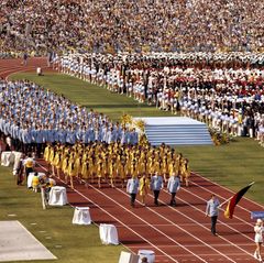 Team BR Deutschland mit Fahnenträger Detlef Lewe bei der Eröffnungsfeier zu Olympia 1972 in München