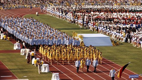 Team BR Deutschland mit Fahnenträger Detlef Lewe bei der Eröffnungsfeier zu Olympia 1972 in München