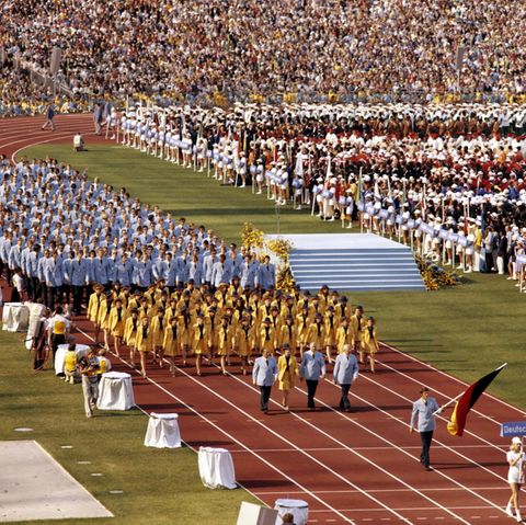 Team BR Deutschland mit Fahnenträger Detlef Lewe bei der Eröffnungsfeier zu Olympia 1972 in München