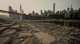 Chongqing, China. Ein Szene wie aus einem Katastrophenfilm. Der Jialing, ein Zufluss des Jangtse, ist fast trockengefallen. Die Dürre ist derzeit weltweit ein Problem.