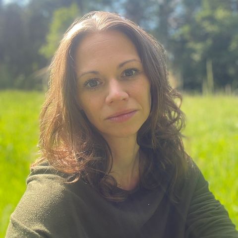 Autorin Nathalie Klüver auf einer Wiese