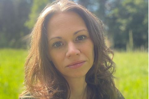 Autorin Nathalie Klüver auf einer Wiese