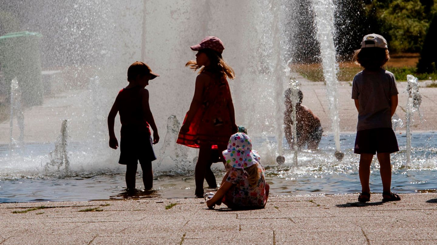 Brunnen Nathalie Klüver Deutschland, ein kinderfeindliches Land Kinder spielen an einem Springbrunnen