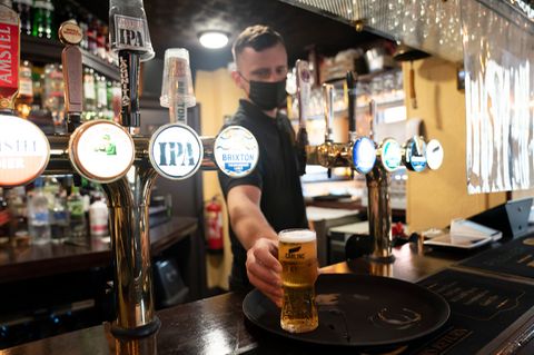 In einem Pub in Großbritannien wird ein Bier serviert