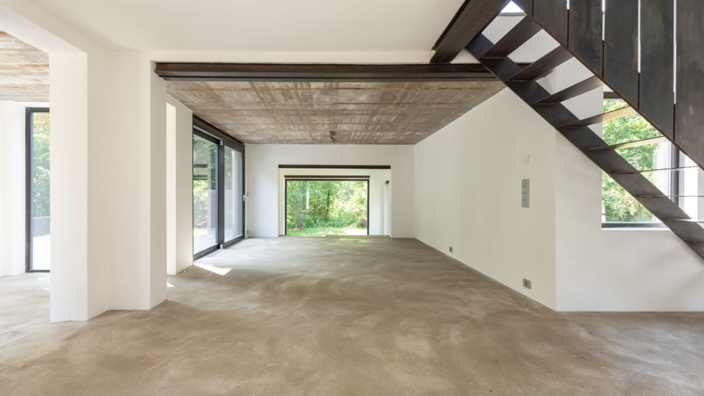 "Diese exklusive Gelegenheit, das eigene Dorf als Kapitalanlage, Familienresidenz, Gesundheitszentrum oder Genossenschaftskauf in unmittelbarer Nähe einer großen Metropole zu erwerben ist europaweit einmalig", schwärmt die Maklerfirma Dahler & Company.