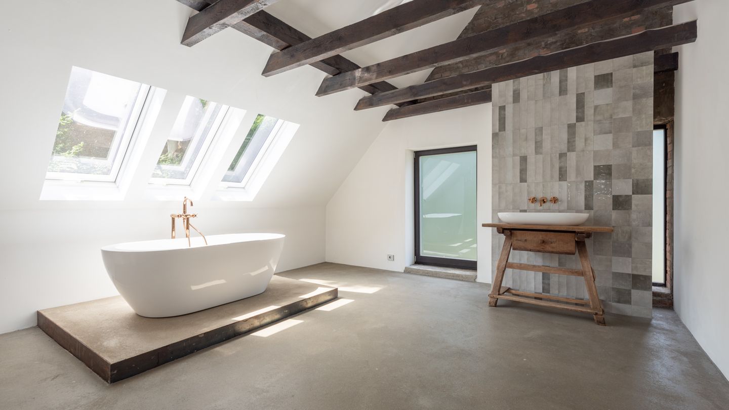 Die Bäder verfügen über freistehende Badewannen und Regenduschen.