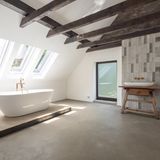 Die Bäder verfügen über freistehende Badewannen und Regenduschen.