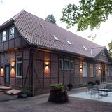 Das Ensemble umfasst einen ehemaligen Waldgasthof und weitere Wohnhäuser sowie einen Pferdestall, Wiesen und Weiden.