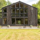 Die alte Scheune hat eine moderne Glasfront bekommen.