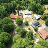 Das Dorf "Böhmsholz" nahe Hamburg steht für 4,2 Millionen Euro zum Verkauf.