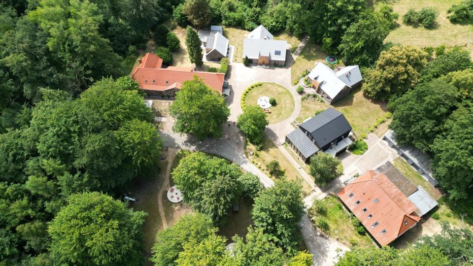 Immobilienangebot: Das Dorf "Böhmsholz" nahe Hamburg steht für 4,2 Millionen Euro zum Verkauf. Das Dorf "Böhmsholz" nahe Hamburg steht für 4,2 Millionen Euro zum Verkauf.