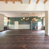 Alle Häuser sind laut Makler kernsaniert und von gehobener Ausstattung, hier der Saal des Waldgasthofs.