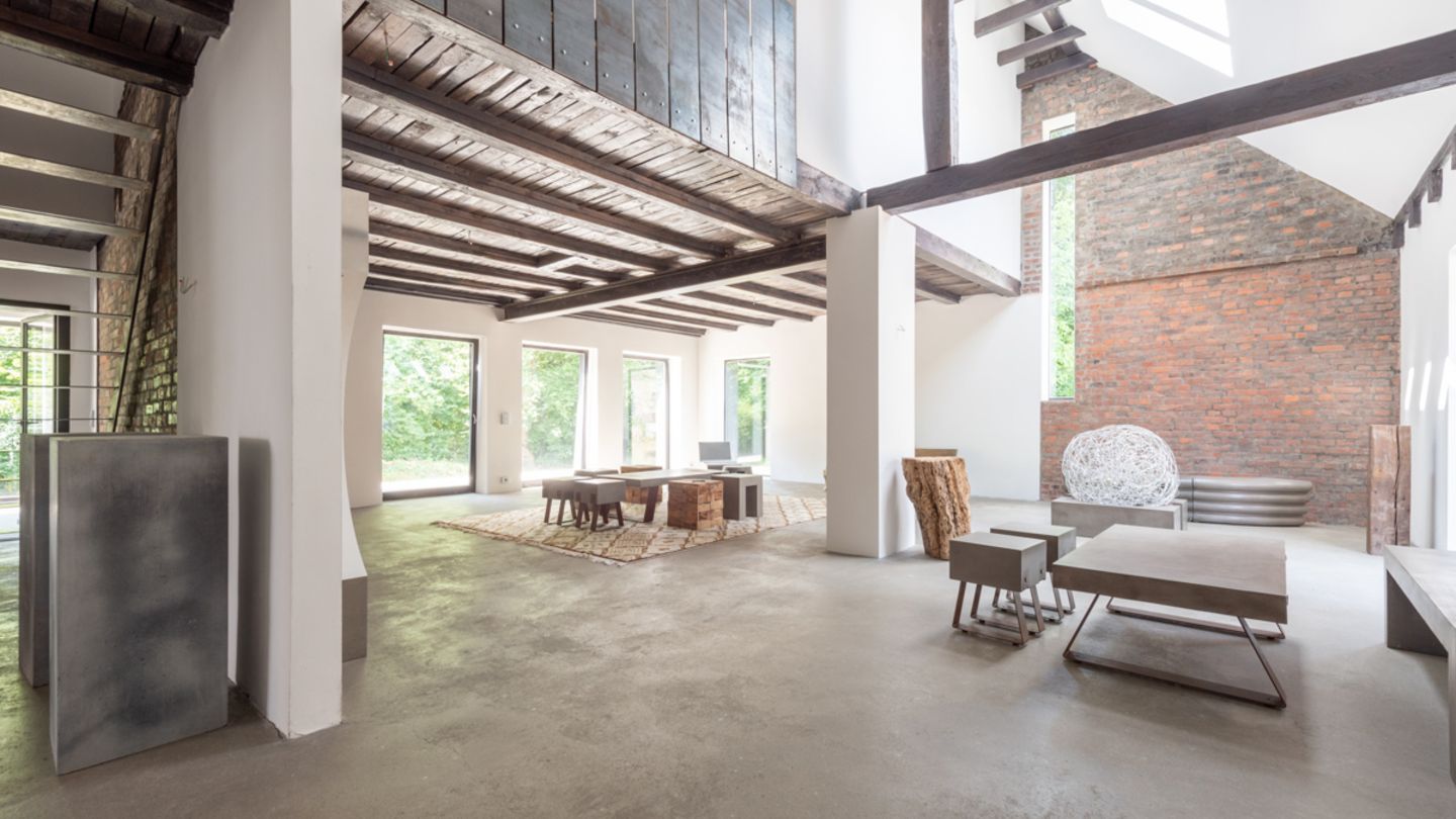 Hervorgehoben werden unter anderem die Fußbodenheizung, Design-Fliesen und die hochwertigen Eichenfenster.