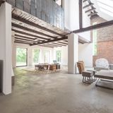 Hervorgehoben werden unter anderem die Fußbodenheizung, Design-Fliesen und die hochwertigen Eichenfenster.