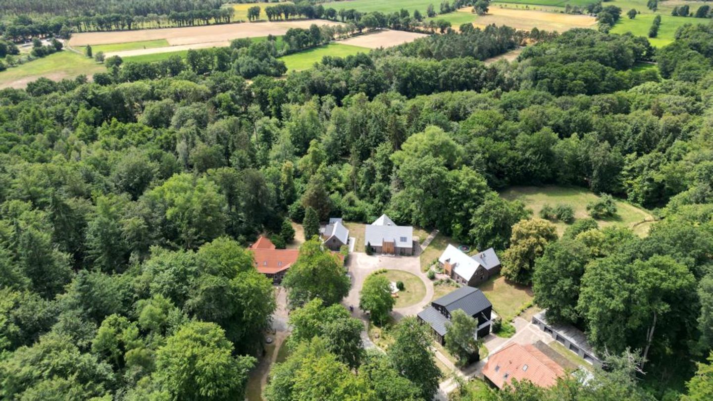 Das Bilderbuch-Idyll liegt auf einer Lichtung 40 Autominuten südlich von Hamburg und 20 Fahrradminuten vom Stadtkern Lüneburgs entfernt.