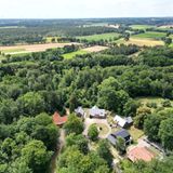 Das Bilderbuch-Idyll liegt auf einer Lichtung 40 Autominuten südlich von Hamburg und 20 Fahrradminuten vom Stadtkern Lüneburgs entfernt.