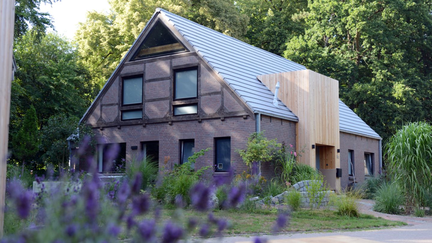 Umgeben sind die Gebäude von sechs Hektar Wiesen und Weiden.