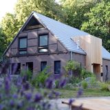 Umgeben sind die Gebäude von sechs Hektar Wiesen und Weiden.