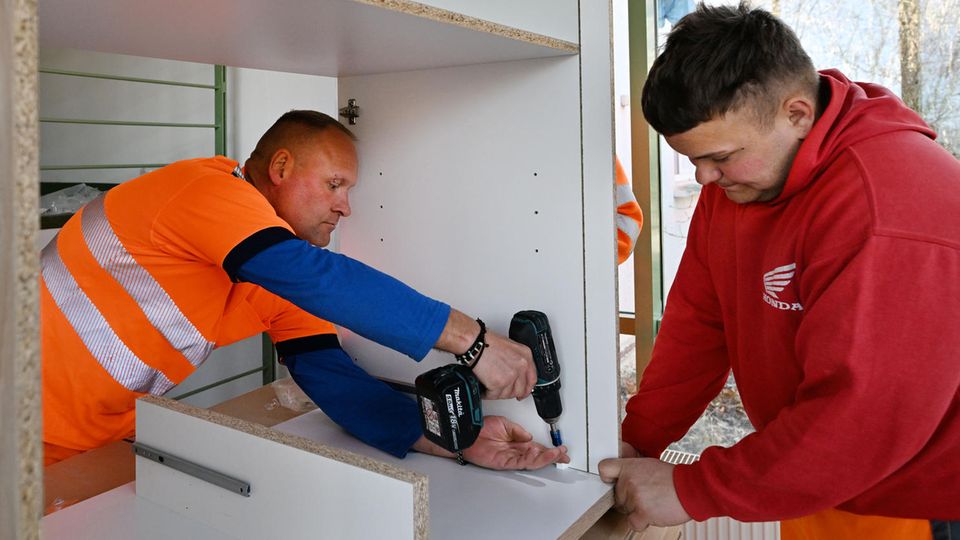 Handwerker in Jena, die Möbel für ukrainische Flüchtlinge montieren (Archivbild)