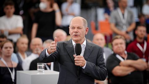 Olaf Scholz (SPD) spricht in der Festung Mark in Magdeburg mit Bürgerinnen und Bürgern im "Kanzlergespräch"