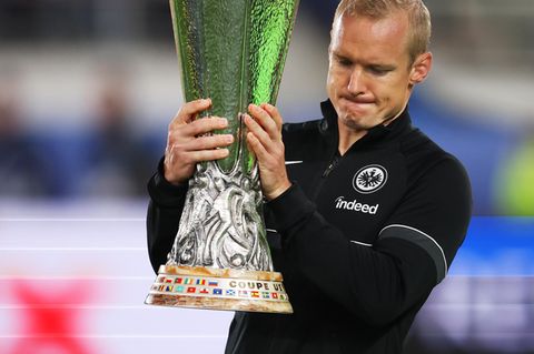 Sebastian Rode von Eintracht Frankfurt schnappt sich nach dem siegreichen Finale von Sevilla gegen die Glasgow Rangers den Europa-League-Pokal