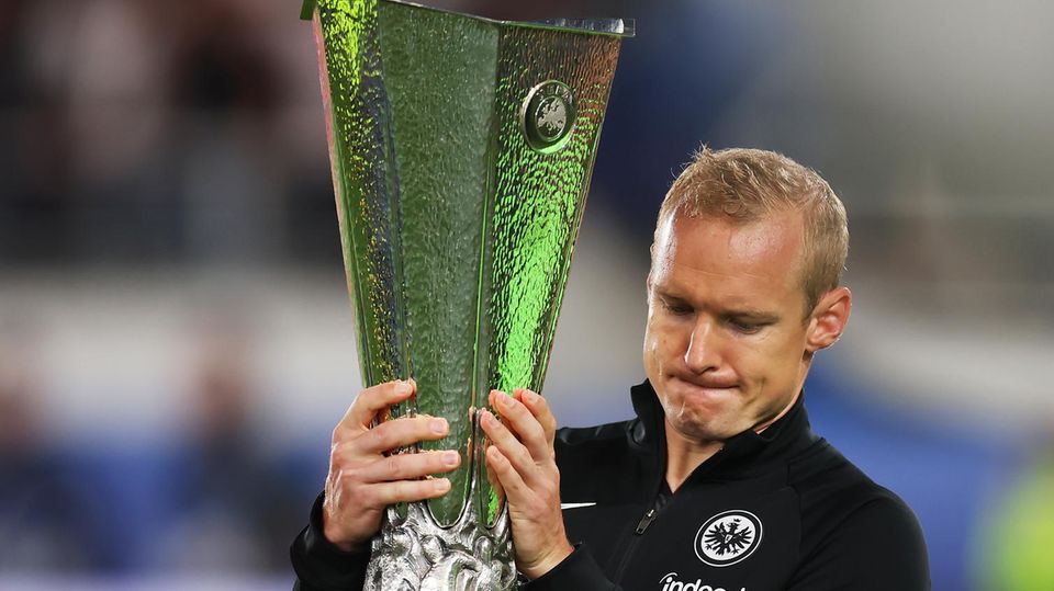 Sebastian Rode von Eintracht Frankfurt schnappt sich nach dem siegreichen Finale von Sevilla gegen die Glasgow Rangers den Europa-League-Pokal