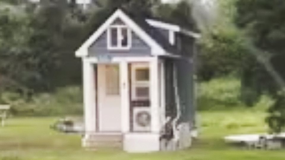 Lustiges Video geht viral: Vater bucht aus Versehen Tiny-House für große Familie