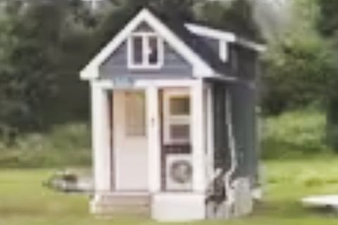 Lustiges Video geht viral: Vater bucht aus Versehen Tiny-House für große Familie