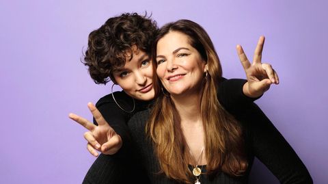 Sheila de Liz und ihre Tochter Frida stehen eng beieinander und lächeln in die Kamera