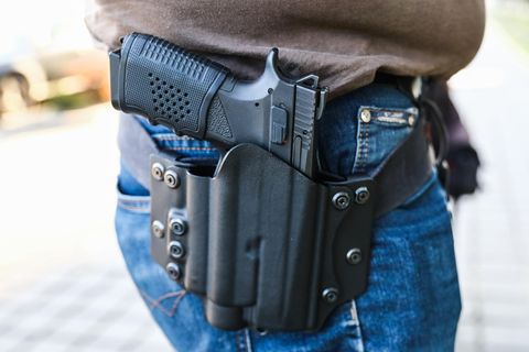 Symbolbild Urteil in Texas: Eine Handfeuerwaffe steckt in einem Pistolenhalfter seitlich am Bein einer Person