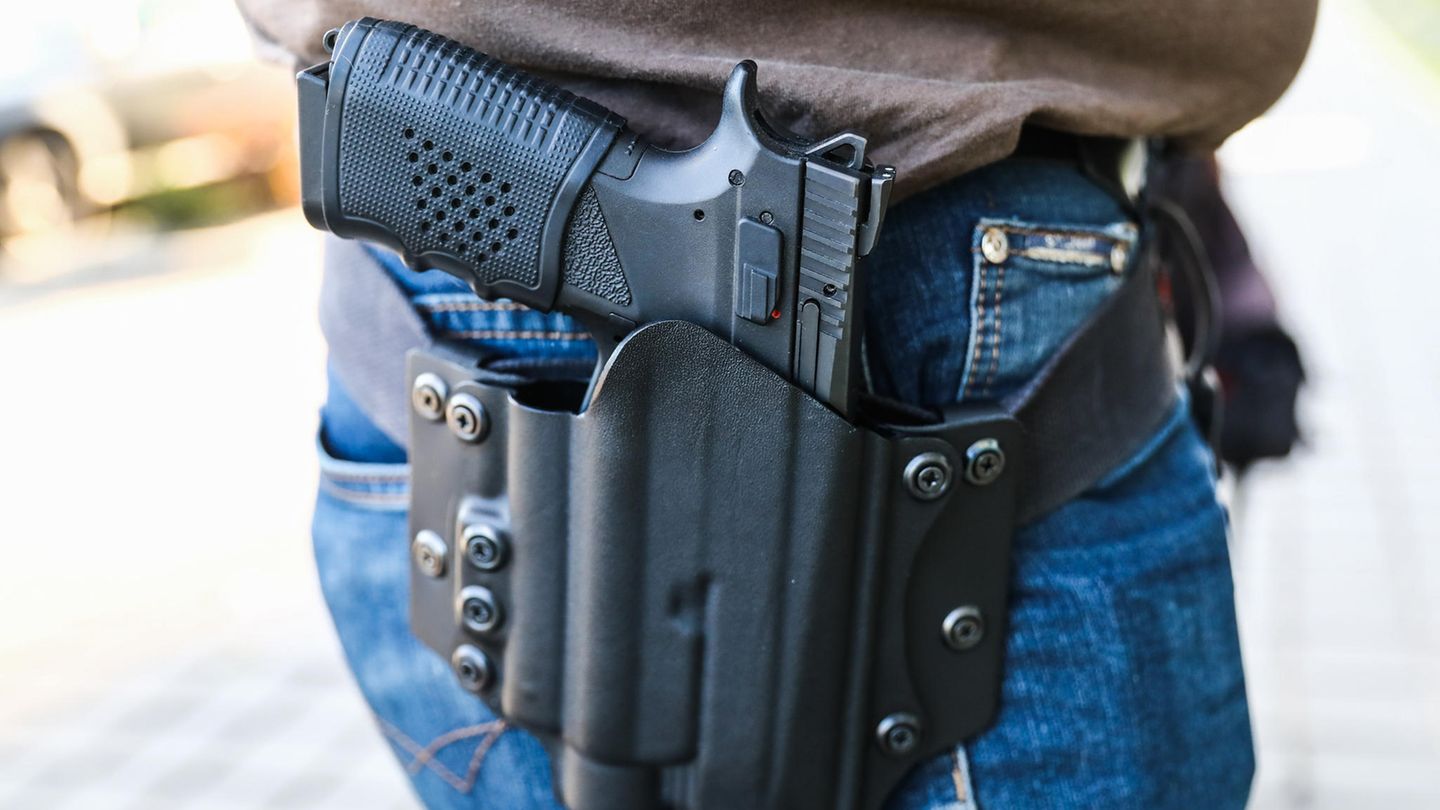 Symbolbild Urteil in Texas: Eine Handfeuerwaffe steckt in einem Pistolenhalfter seitlich am Bein einer Person