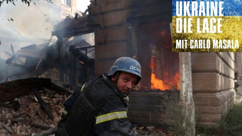 Feuer löschen in Slowjansk: Ein russischer Luftangriff auf die Stadt im Süden der Ukraine hinterlässt ein Universitätsgebäude in Trümmern.